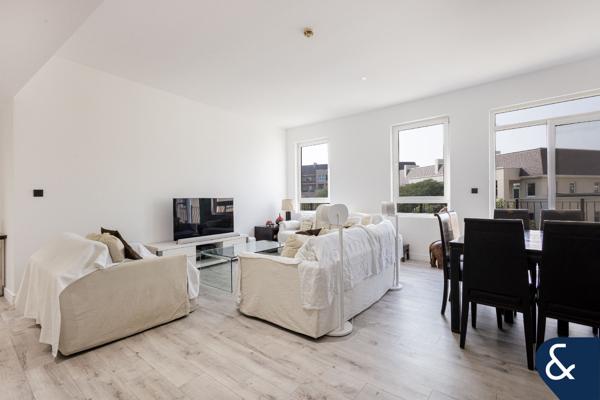 Fully Upgraded | 2 Bed | Vacant On Transfer